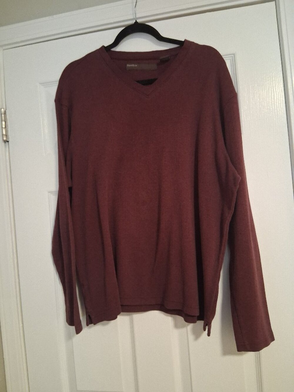 Men's Perry Ellis v-neck sweater. Size XXL. Burgundy red.